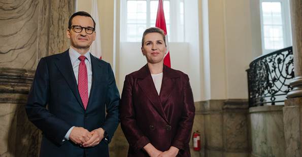 Statsminister Mette Frederiksen og  Polens premierminister Mateusz Morawiecki i modtagelses hallen i Statsministeriet.