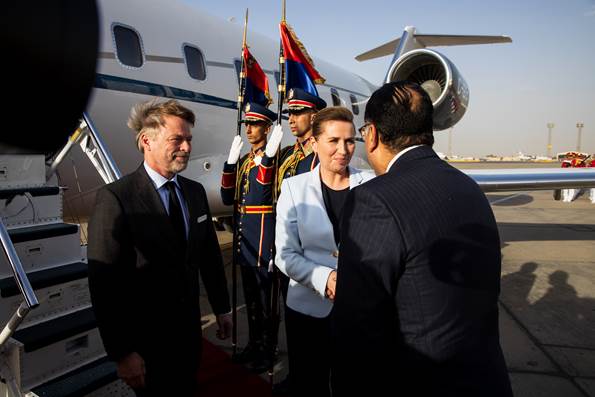 Statsminister Mette Frederiksen modtages af Egyptens premierminister Moustafa Madbouly ved landing i Kairo. Ved siden af Mette, står hendes ægtefælle Bo Tengberg.