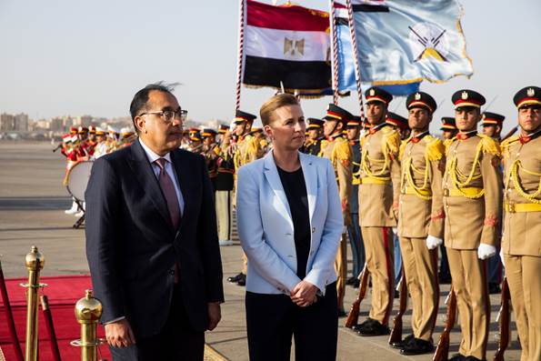 Statsminister Mette Frederiksen bliver modtaget på landingsbanen. Her går hun med Egyptens premierminister Moustafa Madbouly.