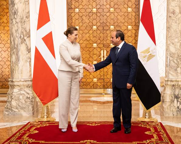 Statsminister Mette Frederiksen og Egyptens præsident Abdel Fatah al-Sisi giver håndtryk.