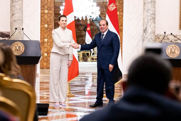 Statsminister Mette Frederiksen og Egyptens præsident Abdel Fatah al-Sisi giver håndtryk.