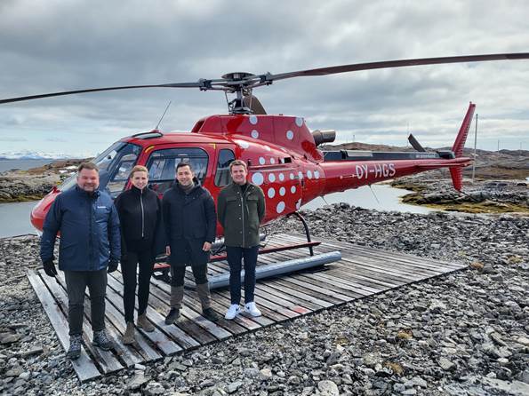 MF, ME, AJ og KD foran helikopter i Grønland
