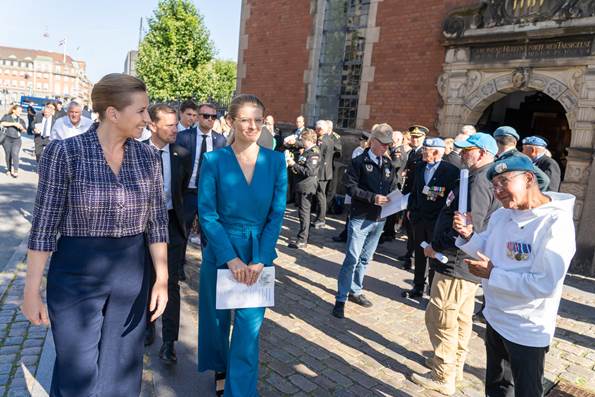 Statsminister Mette Frederiksen og Beskæftigelsesminister Ane Halsboe-Jørgensen smiler til FN-veteraner