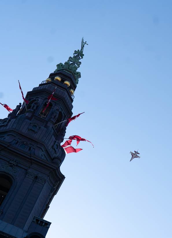 F-16 fly flyver forbi Christiansborgs slotstårn