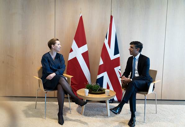 Statsminister Mette Frederiksen taler med den britiske premierminister Rishi Sunak