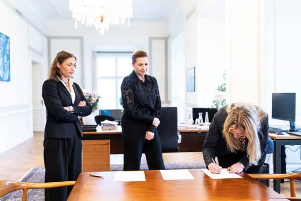 Statsminister Mette Frederiksen sammen med økonomiminister Stephanie Lose som underskriver løfteerklæring om at overholde grundloven