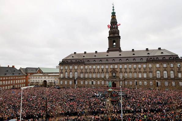 Fyldt Christiansborg slotsplads. Billede taget fra Gammel Strand