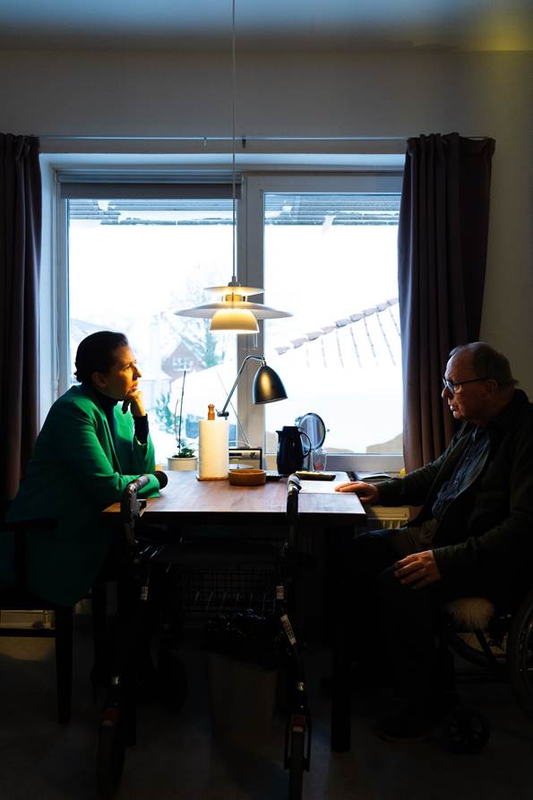 Statsminister Mette Frederiksen i samtale med borger på plejecenter Tjørnehaven