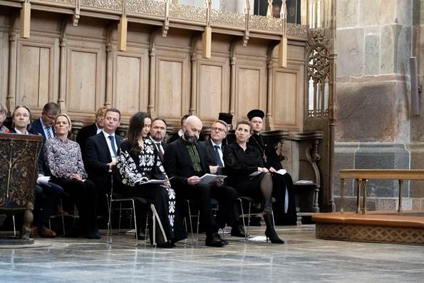 Statsminister Mette Frederiksen sammen med flere af regeringens ministre