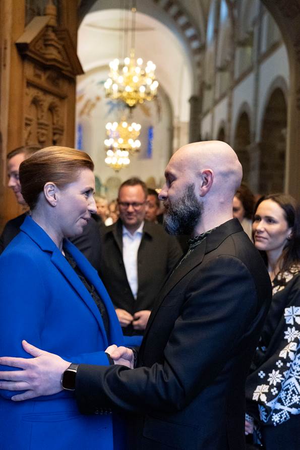 Statsminister Mette Frederiksen hilser på Ukraines ambassadør til Danmark Andriij Yanevskyij