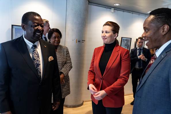 Statsminister Mette Frederiksen sammen med Kenyas udenrigsminister Musalia Mudavadi og Sierra Leones premierminister David Sengeh
