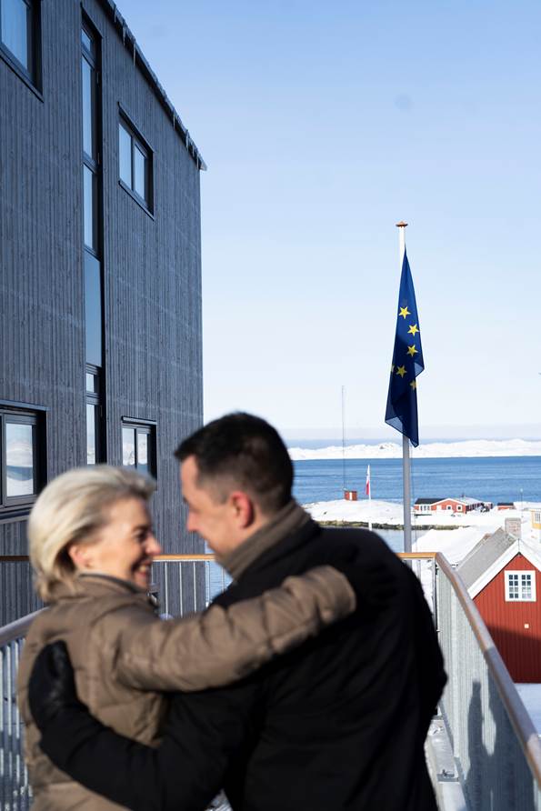 Lagmand Aksel V. Johannesen og EU-Kommisionsformand Ursula von der Leyen krammer foran EU-flag