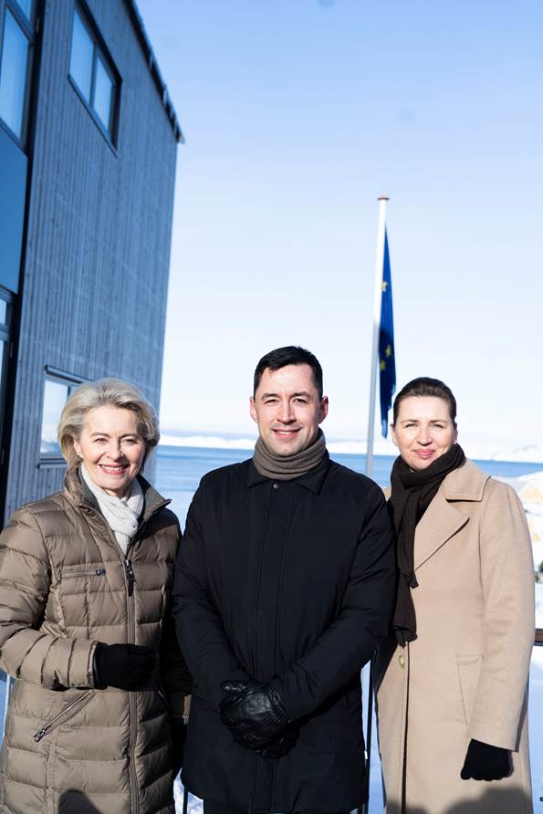 Lagmand Aksel V. Johannesen, statsminister Mette Frederikesen og EU-Kommisionsformand Ursula von der Leyen foran EU-flag i Grønland