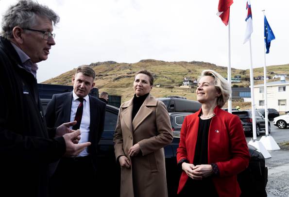 Lagmand Aksel V. Johannesen, statsminister Mette Frederikesen og EU-Kommisionsformand Ursula von der Leyen på Færøerne