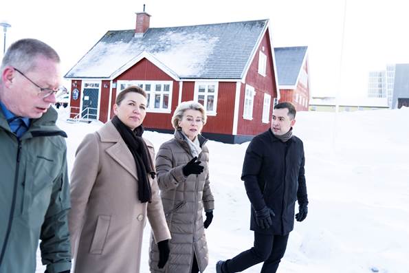 Lagmand Aksel V. Johannesen, statsminister Mette Frederikesen og EU-Kommisionsformand Ursula von der Leyen i Grønland