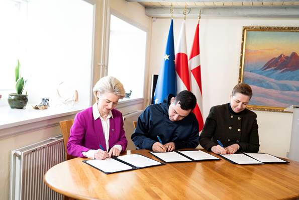 Lagmand Aksel V. Johannesen, statsminister Mette Frederikesen og EU-Kommisionsformand Ursula von der Leyen EU-aftale i Grønland