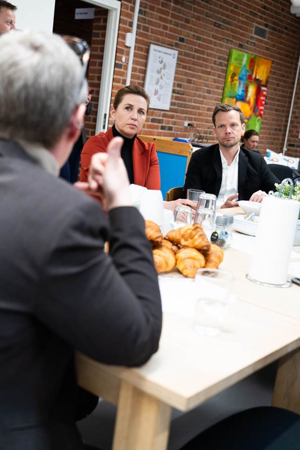 Statsminister Mette Frederiksen og justitsminister Peter Hummelgaard i samtale ved bordet