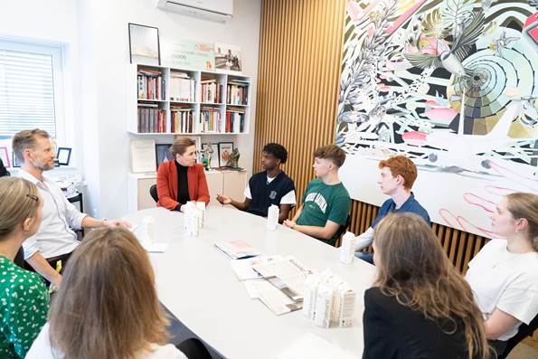 Statsminister Mette Frederiksen taler med elever fra Nyborg Gymnasium 