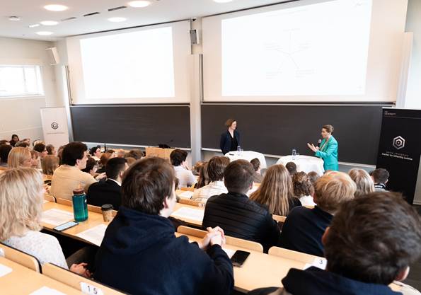 Statsminister Mette Frederiksen taler til debatarrangement på Århus Universitet