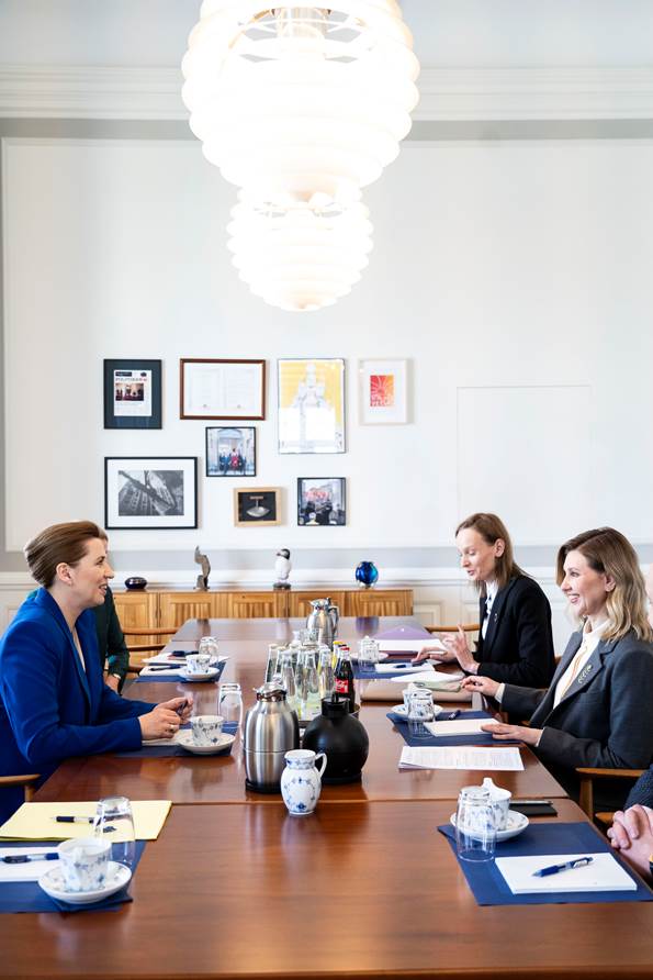 Statsminister Mette Frederiksen sidder til møde med Ukraines førstedame Olena Zelenska
