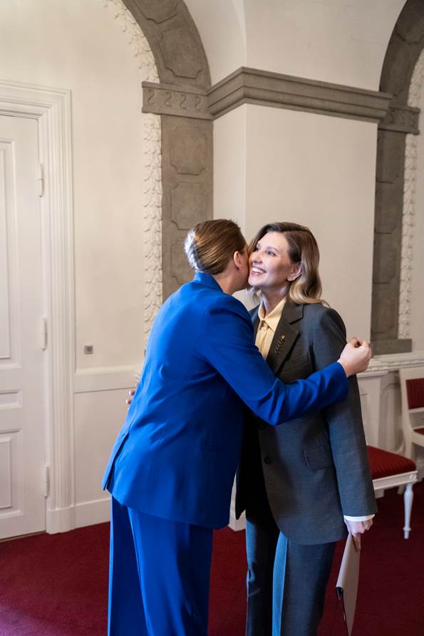 Statsminister Mette Frederiksen hilser på Ukraines førstedame Olena Zelenska