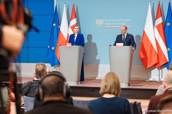 Statsminister Mette Frederiksen står ved talerstolen ved siden af Polens Premierminister Donald Tusk