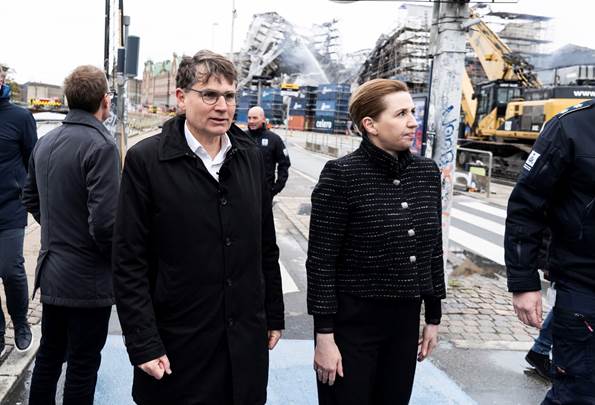 Statsminister Mette Frederiksen ved siden af adm. direktør i Dansk Erhverv Brian Mikkelsen. I baggrunden ses Børsen