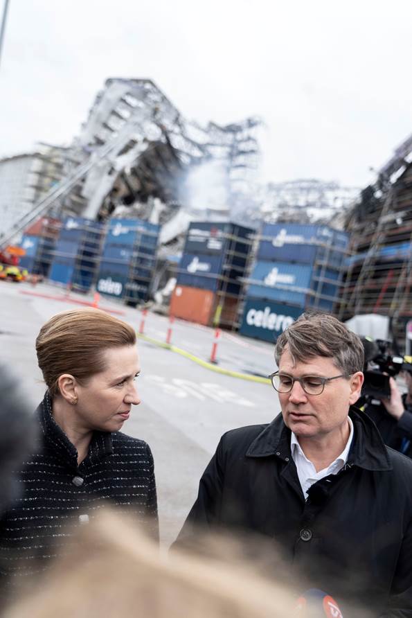 Statsminister Mette Frederiksen ved siden af adm. direktør i Dansk Erhverv Brian Mikkelsen. I baggrunden ses Børsen