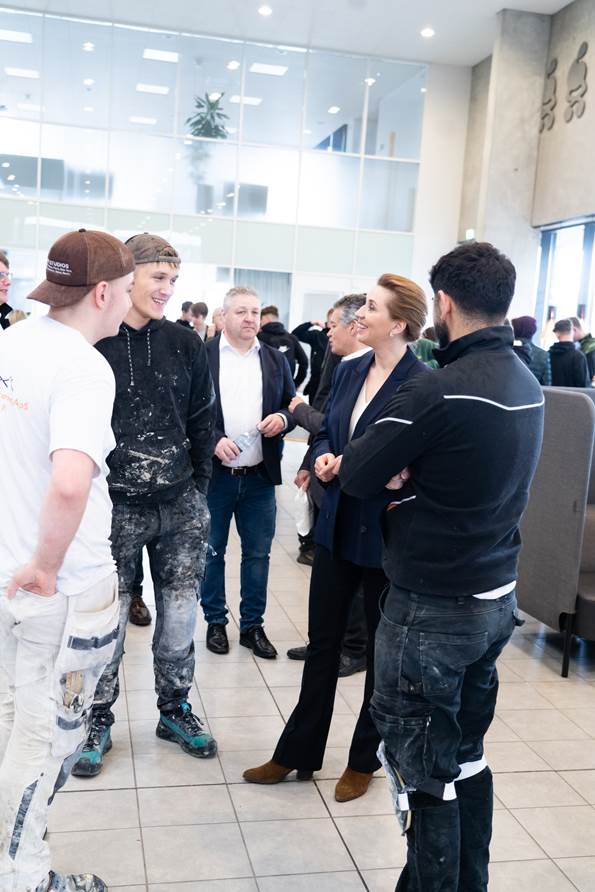 Statsminister Mette Frederiksen taler med studerende på Syddansk Erhvervskole