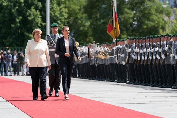 Statsminister Mette Frederiksen og Merkel tilser soldater i Berlin