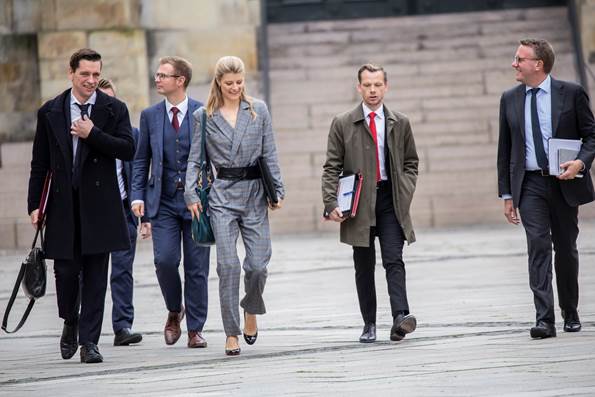 Flere ministre på vej over Prins Jørgens Gård ved Folketingets åbning 2019