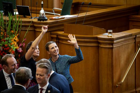 Pia Olsen Dyhr og statsminister Mette Frederiksen i Folketingssalen ved åbningen 2019