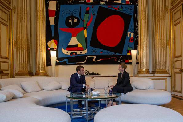 Den franske præsident, Emmanuel Macron, og Statsminister Mette Frederiksen i samtale i Élyséepalæet