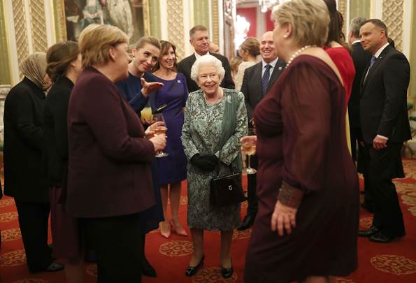 Mette Frederiksen med den engelske dronning, Angela Merkel samt Erna Solberg
