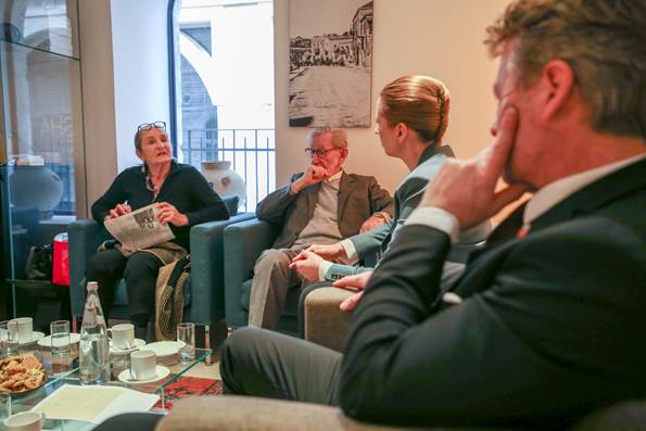 Statsminister Mette Frederiksen sidder og taler med to holocaustoverlevere