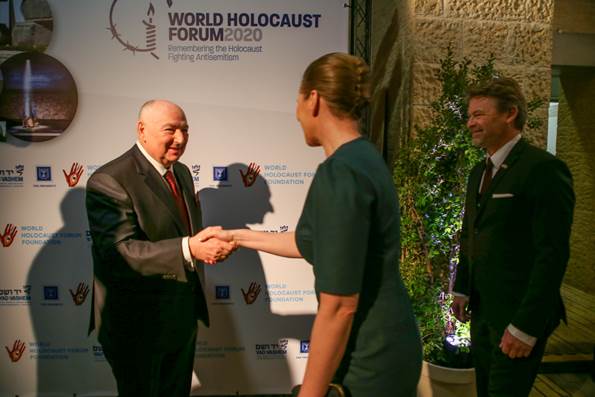 Statsminister Mette Frederiksen hilser på folk ved markeringen af 75-året for befrielsen af Auschwitz