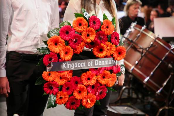 Nærbillede af blomsterkrans med påskriften "Kingdom of Denmark"