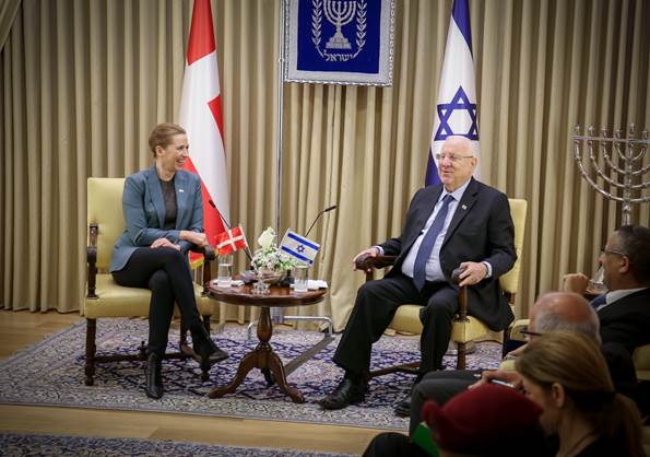 Statsminister Mette Frederiksen og Israels præsident Revlin sidder ved siden af hinanden