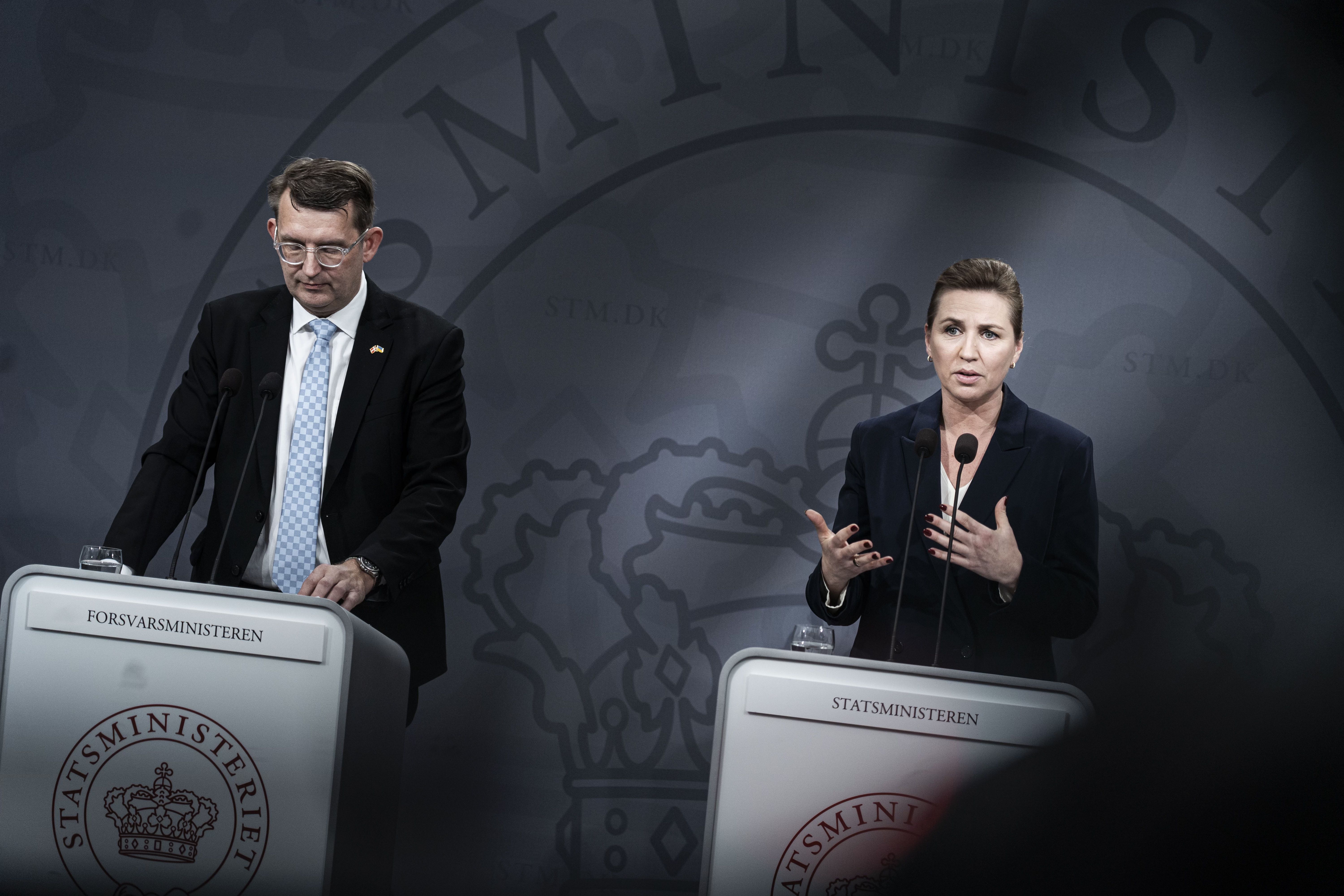 Forsvarsminister Troels Lund Poulsen ved siden af statsminister Mette Frederiksen